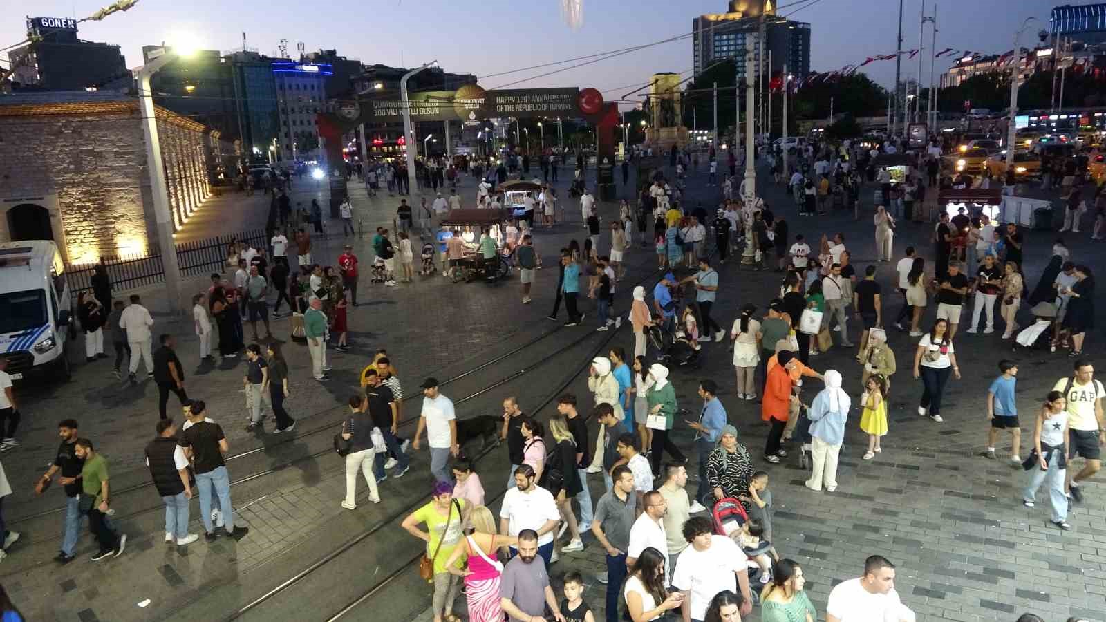 İstiklal Caddesi bayramda ziyaret&ccedil;i akınına uğradı 