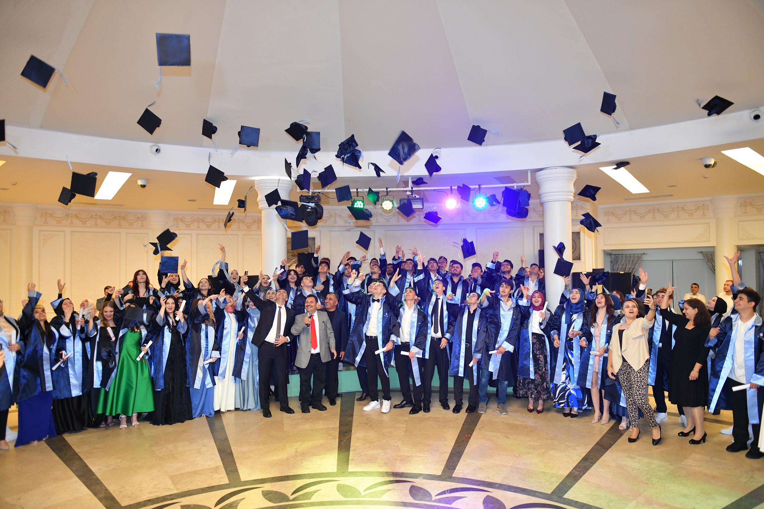 İhlas Koleji mezunları coşkulu bir mezuniyet t&ouml;reniyle hayata uğurlandı