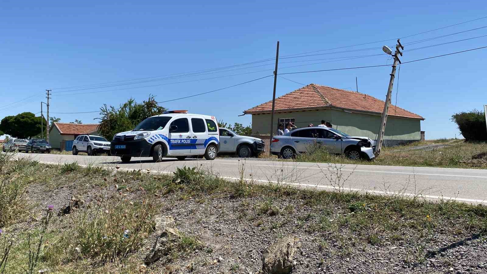 Konya&rsquo;da otomobil direğe &ccedil;arptı: 3 yaralı 