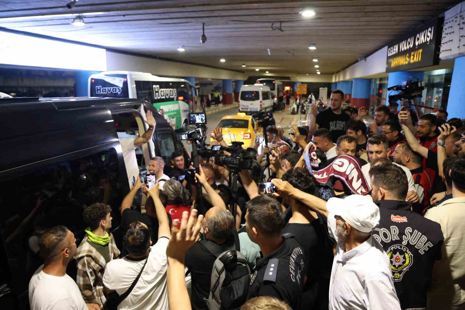 Trabzonspor&rsquo;un yeni transferleri Borna Barisic ve John David Lundstram Trabzon&rsquo;da 