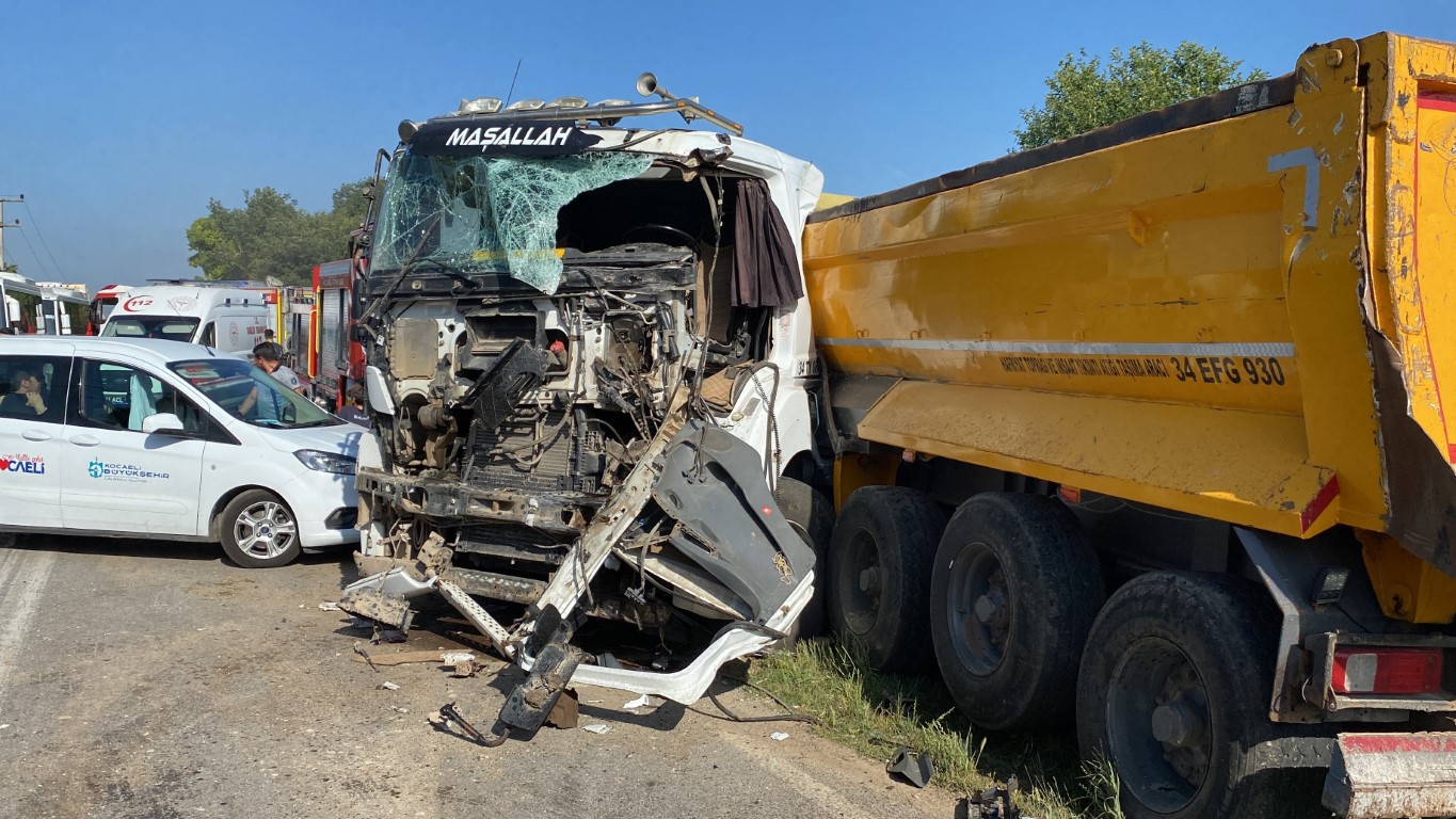 İşçi servisi ile kamyon kafa kafaya çarpıştı: 1’i ağır 27 yaralı