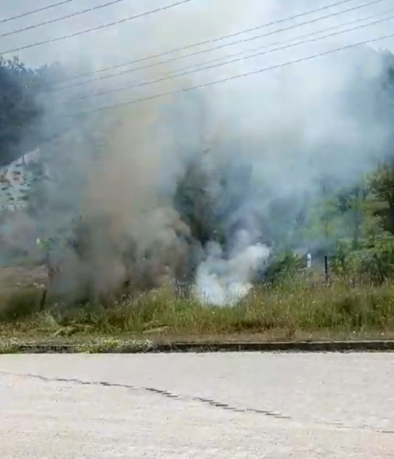 Kamyonun yolculuğu felaketle sonuçlandı: Direk söküldü, yangın çıktı