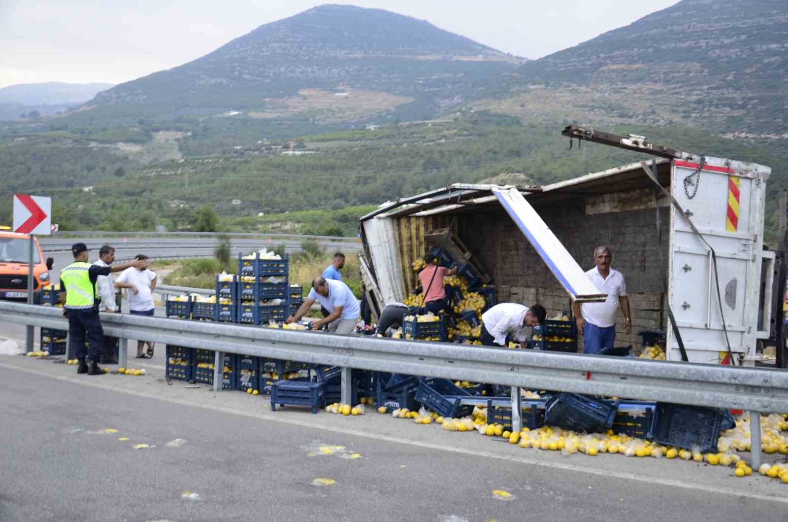 Mersin’de limon yüklü kamyon devrildi: 6 yaralı 