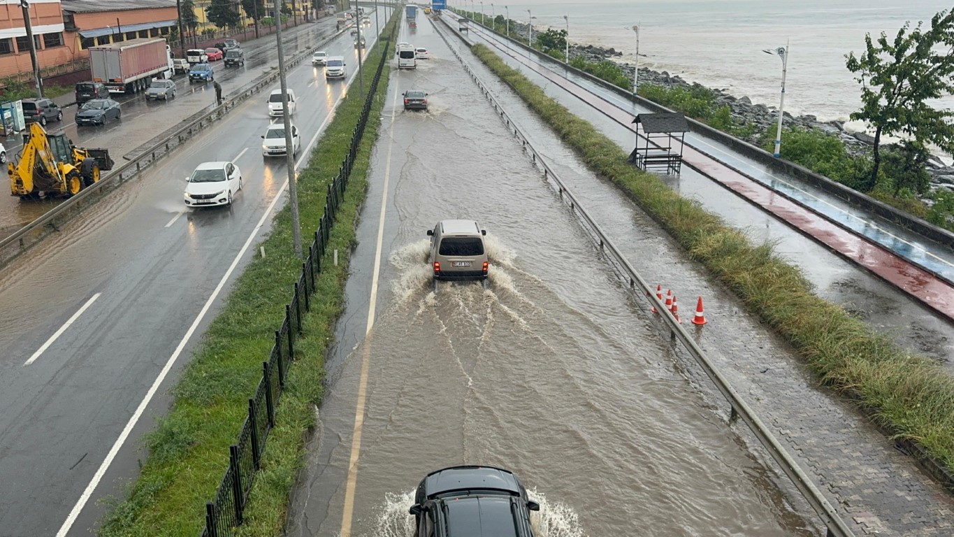 Rize’de sağanak yağmur sonrası cadde ve sokaklar göle döndü