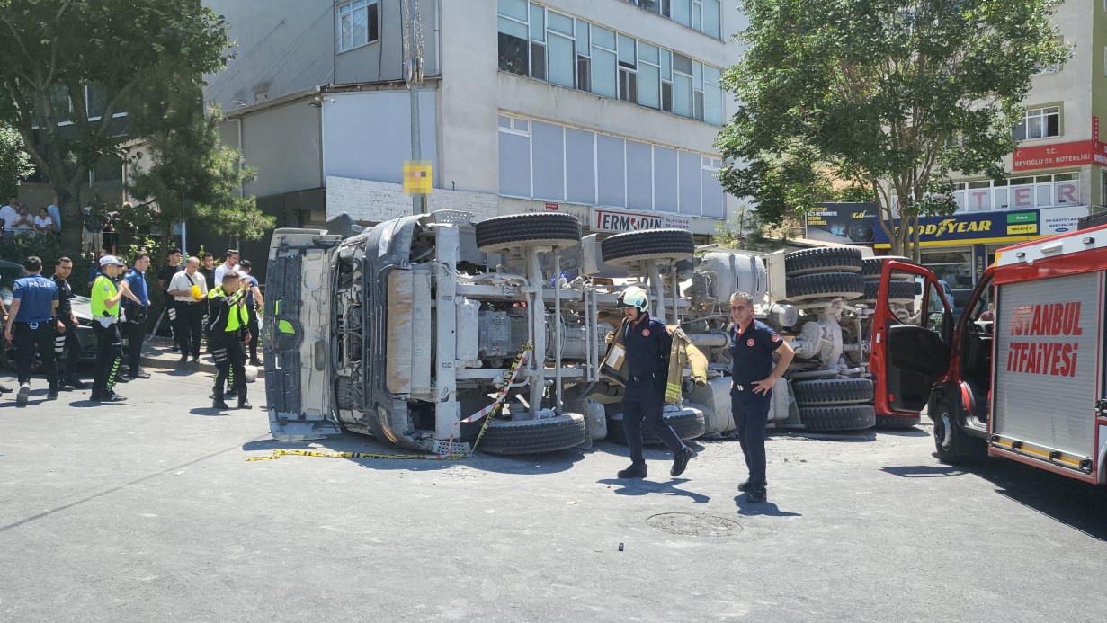 Kağıthane’de beton mikseri gelin arabasının üzerine devrildi: O anlar kamerada