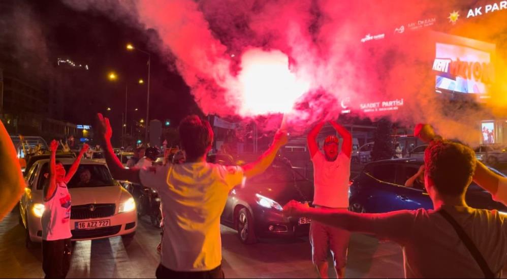 Türkiye EURO 2024'te çeyrek finale yükseldi, taraftarlar sokağa döküldü