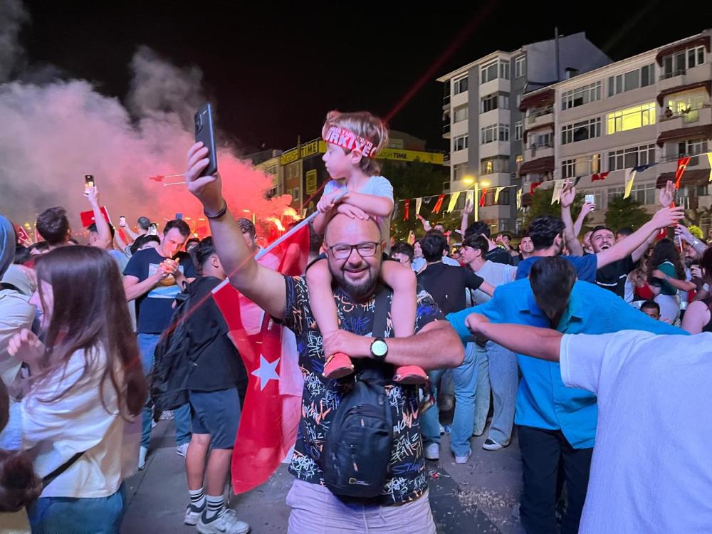 Türkiye EURO 2024'te çeyrek finale yükseldi, taraftarlar sokağa döküldü