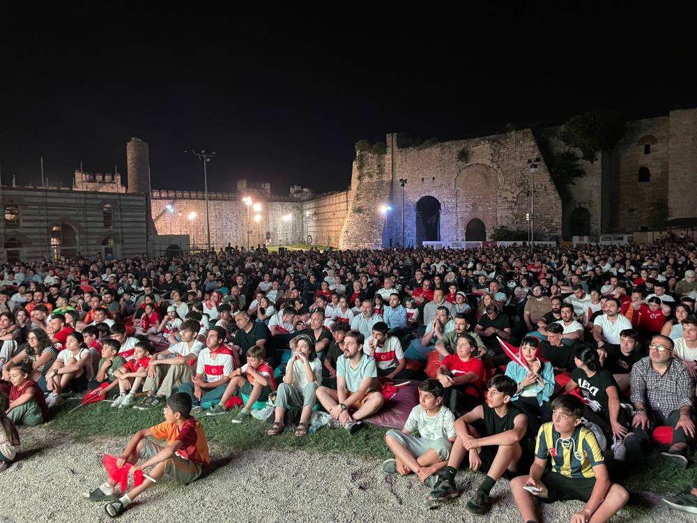 Türkiye EURO 2024'te çeyrek finale yükseldi, taraftarlar sokağa döküldü