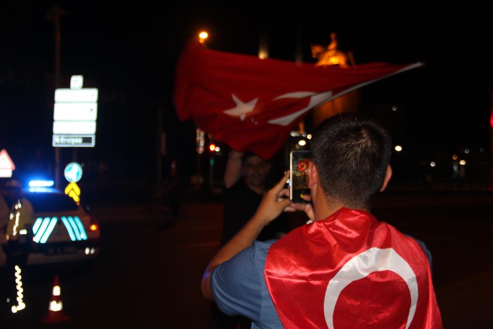 Türkiye EURO 2024'te çeyrek finale yükseldi, taraftarlar sokağa döküldü