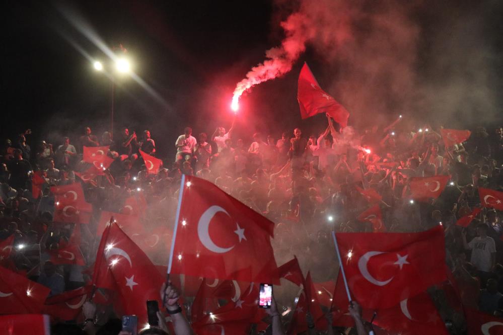 Türkiye EURO 2024'te çeyrek finale yükseldi, taraftarlar sokağa döküldü