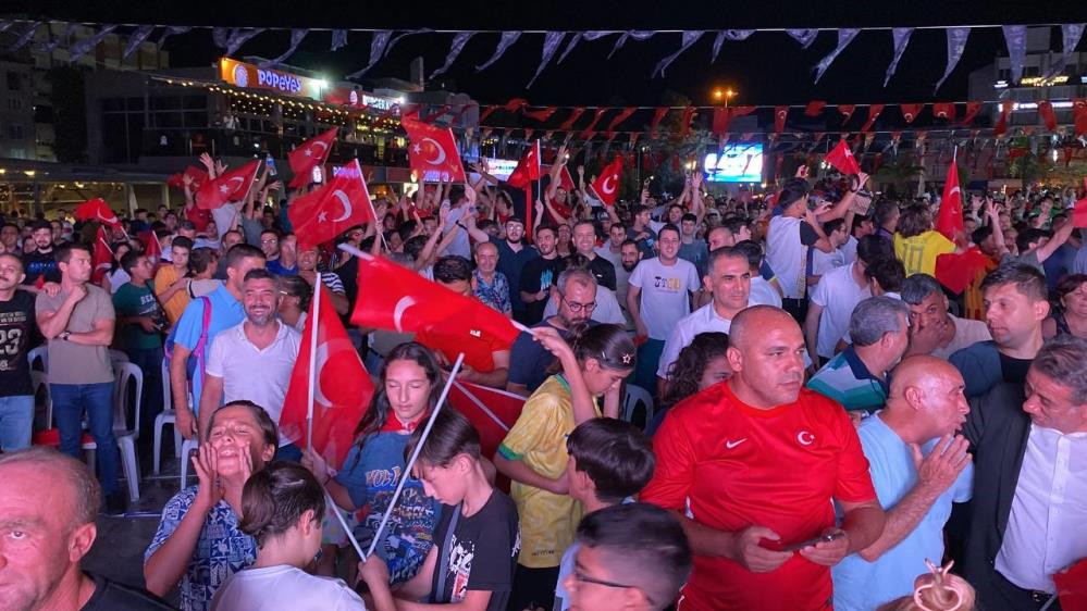 Türkiye EURO 2024'te çeyrek finale yükseldi, taraftarlar sokağa döküldü