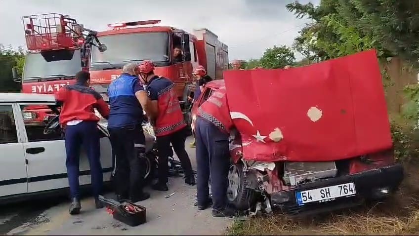 Sakarya&rsquo;da iki Tofaş kafa kafaya &ccedil;arpıştı: 3 yaralı 