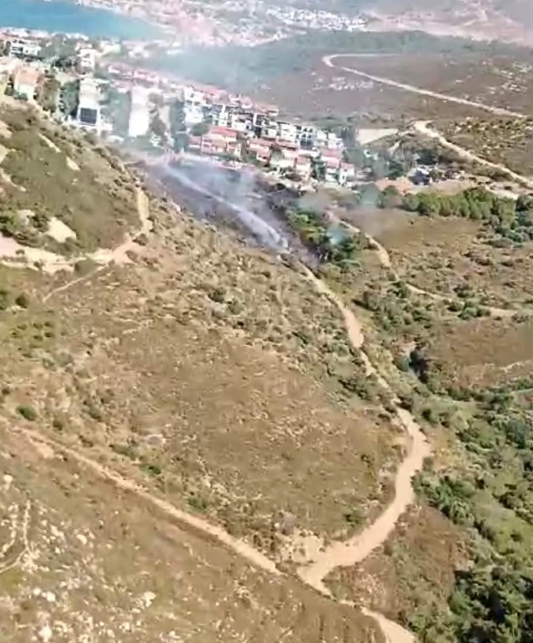 Fo&ccedil;a&rsquo;daki orman yangınına havadan ve karadan m&uuml;dahale 