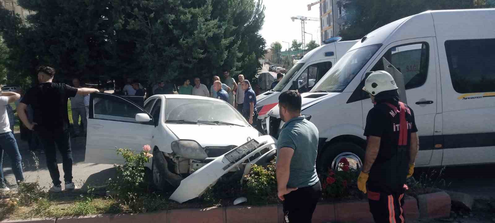 Servis aracı ile otomobil &ccedil;arpıştı: 5 yaralı 