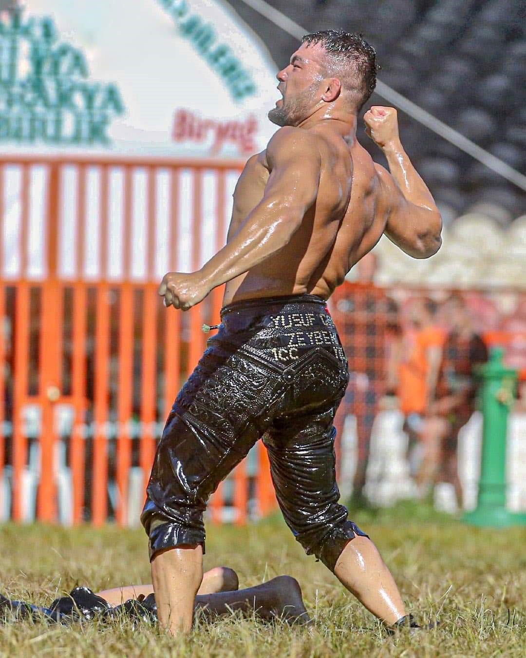 Başpehlivanlara &ouml;d&uuml;llerini Cumhurbaşkanı Yardımcısı Yılmaz verdi 