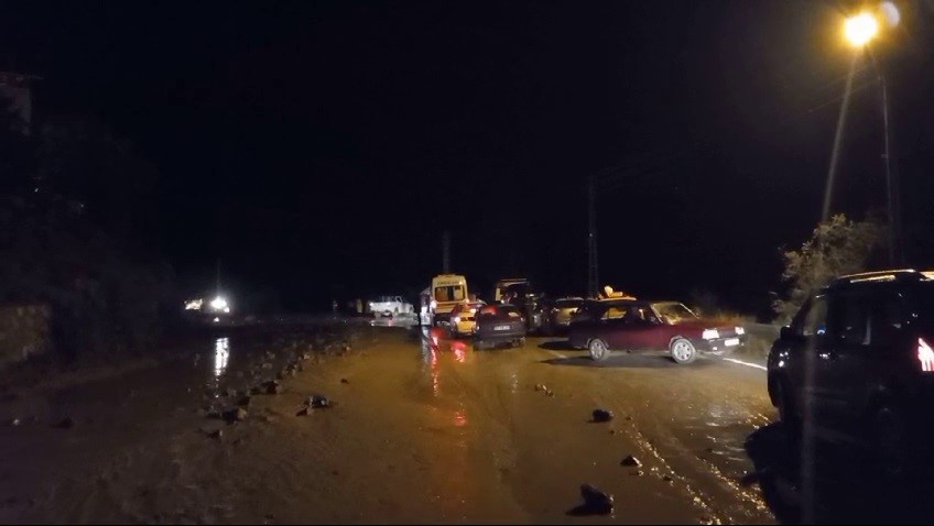 Erzurum&rsquo;da heyelan otomobili dereye s&uuml;r&uuml;kledi 