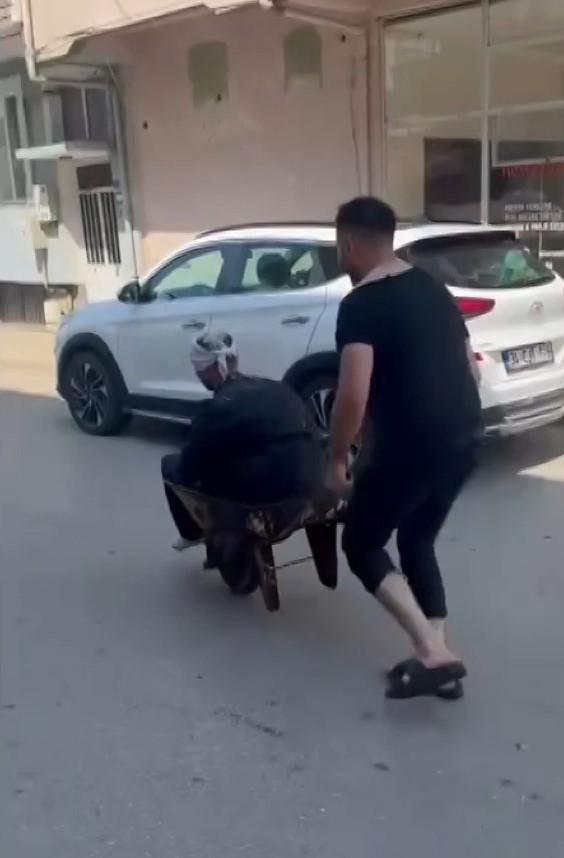 Damadı forklifte astılar, bahçe hortumuyla yıkadılar