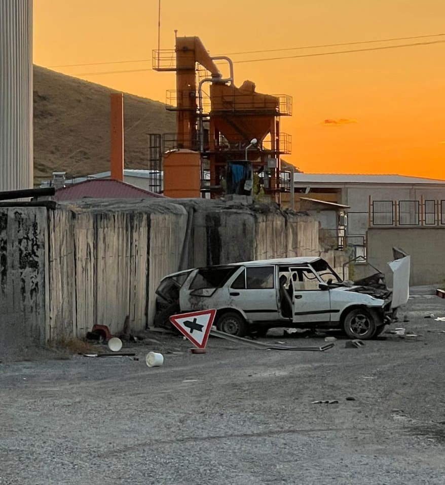 Muş&rsquo;ta takla atan otomobil istinat duvarına &ccedil;arptı: 7 yaralı 