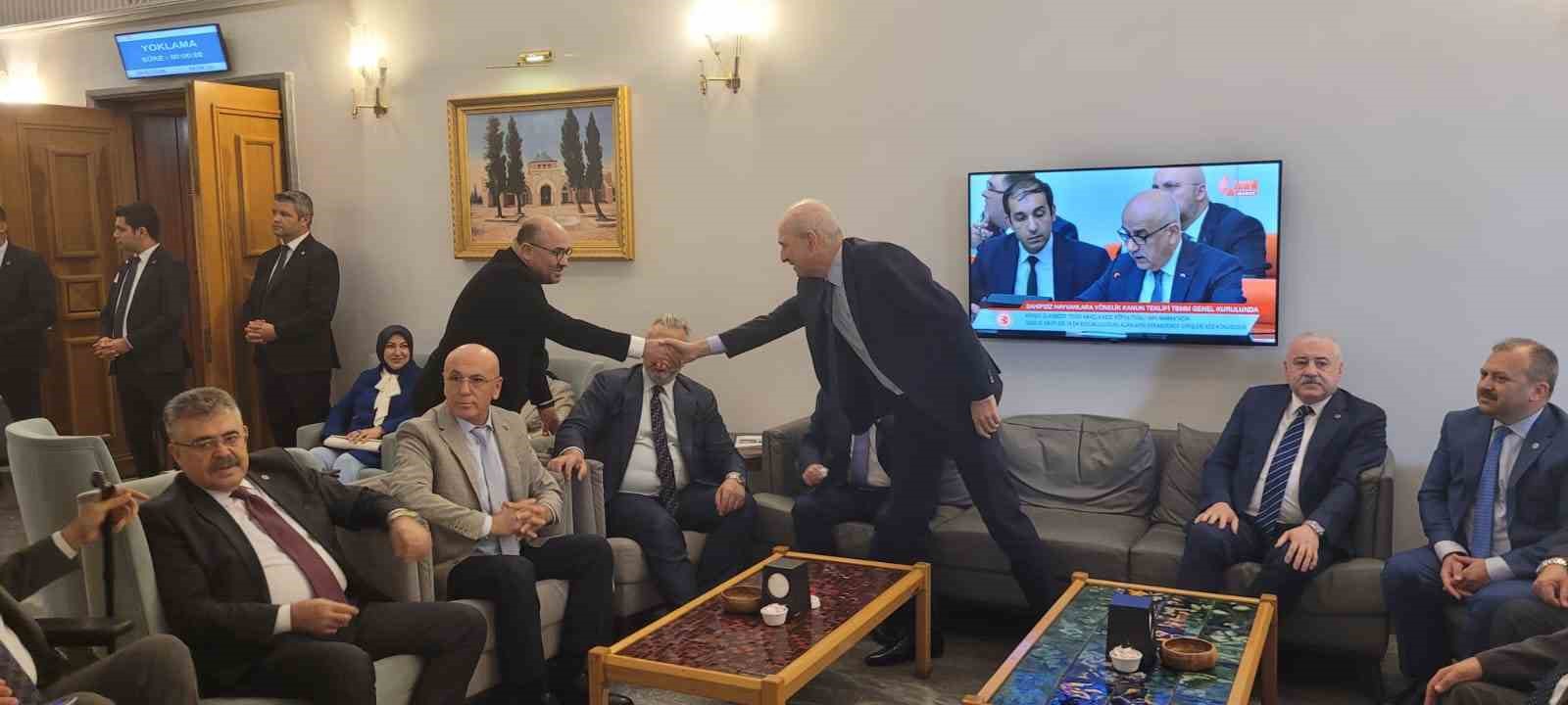 TBMM Başkanı Kurtulmuş, Meclis’te milletvekillerine ve basın mensuplarına baklava ikram etti 