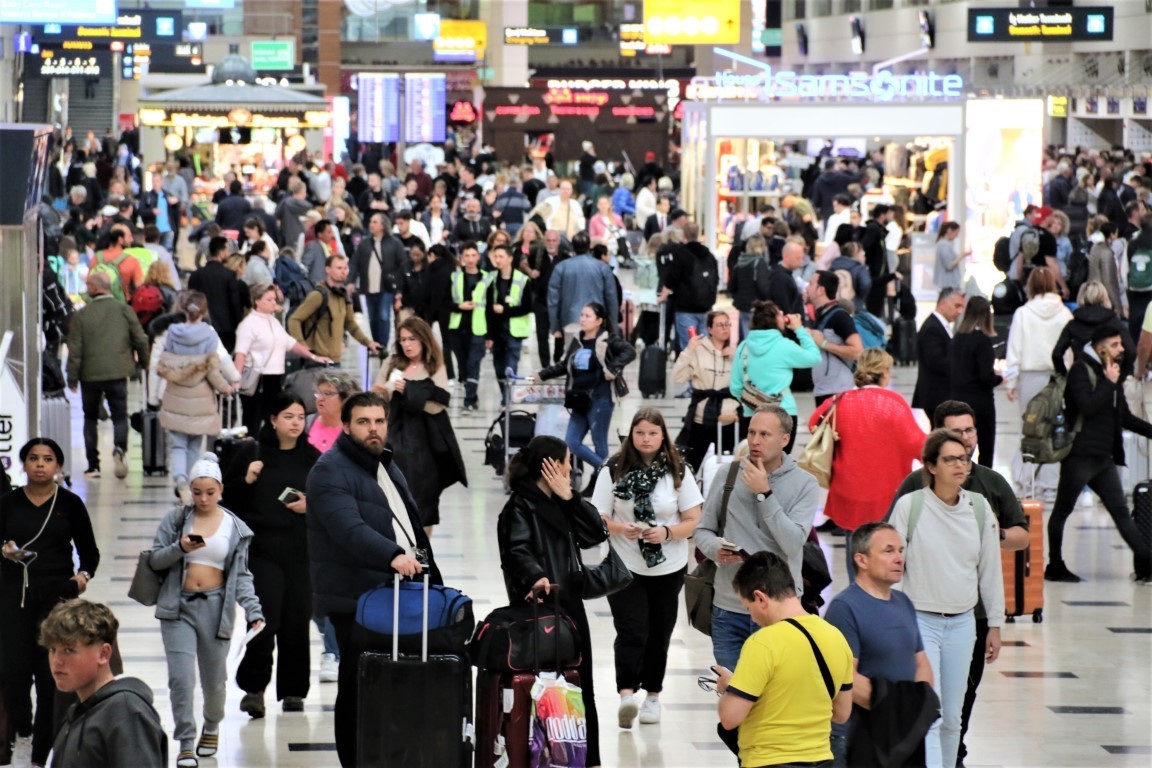 Turizmcilerden uçuşlarda rötar sorununa tepki: Turistler, iyi hatıralarla ülkemizden ayrılmıyor