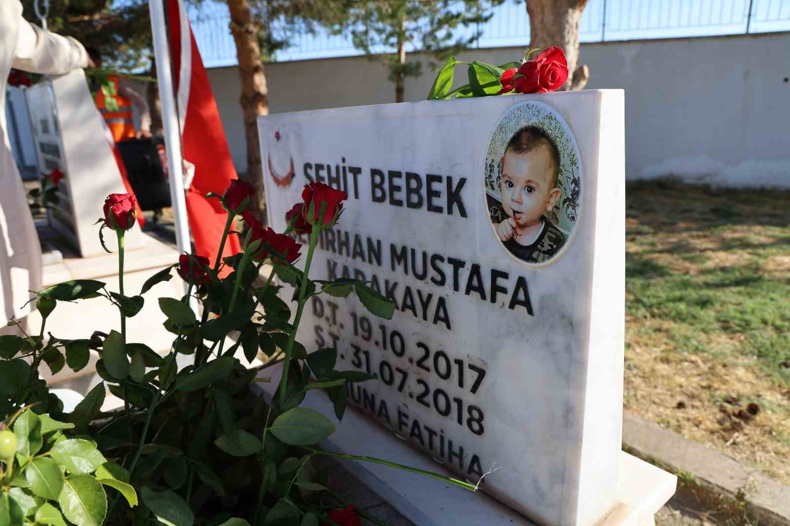 Şehit bebek ve annesi mezarı başında anıldı 