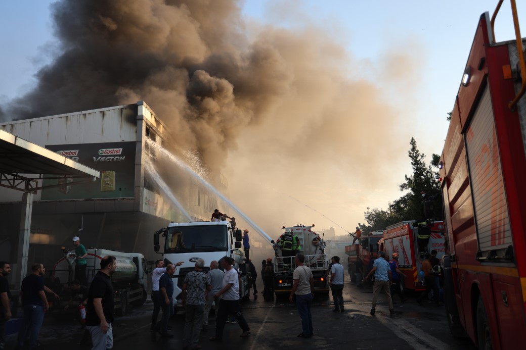 Diyarbakır’da 2. Sanayi Sitesi’nde çıkan yangın söndürüldü, 4 kişi dumandan etkilendi