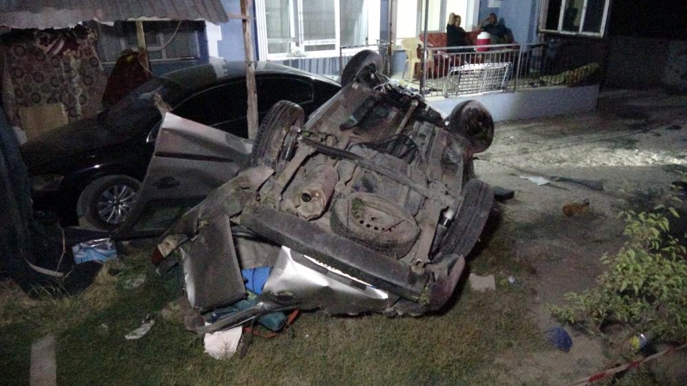 Kontrolden &ccedil;ıkan hafif ticari ara&ccedil; bah&ccedil;eye daldı, arabadan &ccedil;atıya fırlayan gen&ccedil; adam hayatını kaybetti