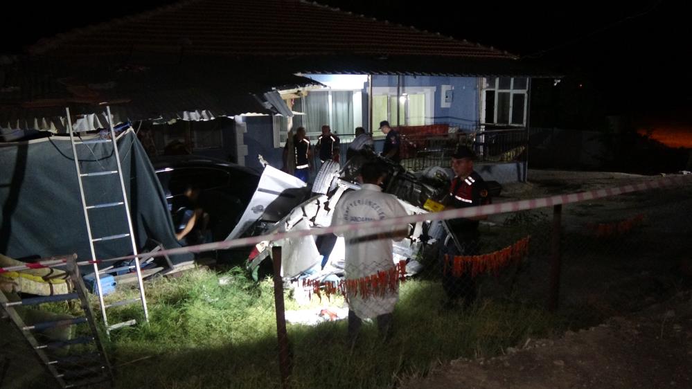 Kontrolden &ccedil;ıkan hafif ticari ara&ccedil; bah&ccedil;eye daldı, arabadan &ccedil;atıya fırlayan gen&ccedil; adam hayatını kaybetti