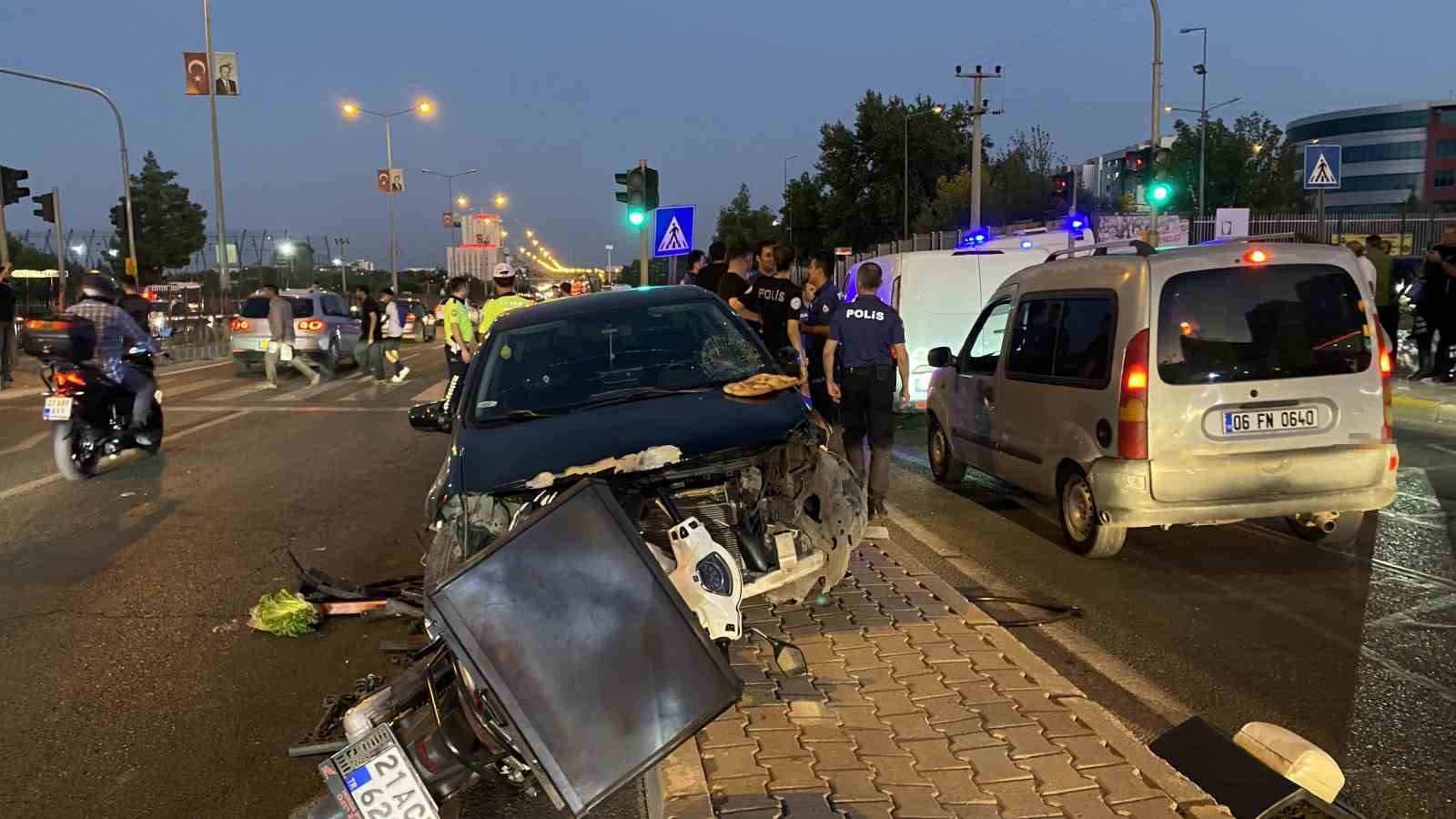 Diyarbakır&rsquo;da alkoll&uuml; s&uuml;r&uuml;c&uuml;, yayalara ve motosiklete &ccedil;arptı: 5 yaralı 