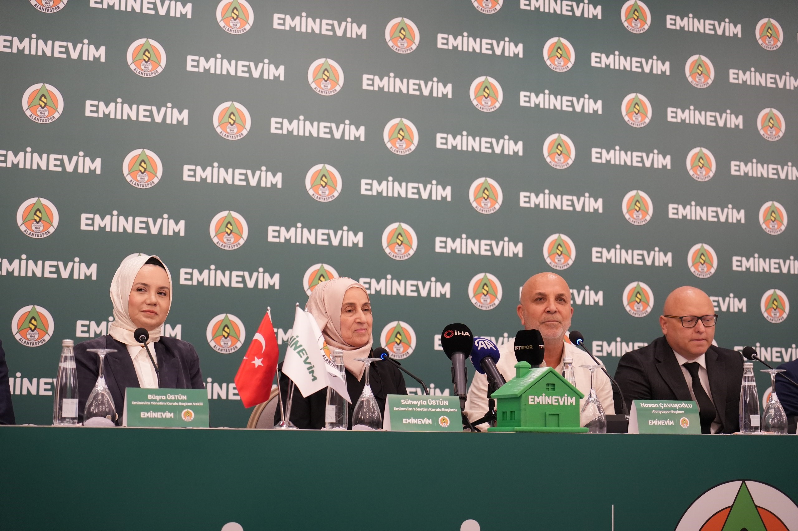 Eminevim, Alanyaspor’un forma sırt sponsoru oldu