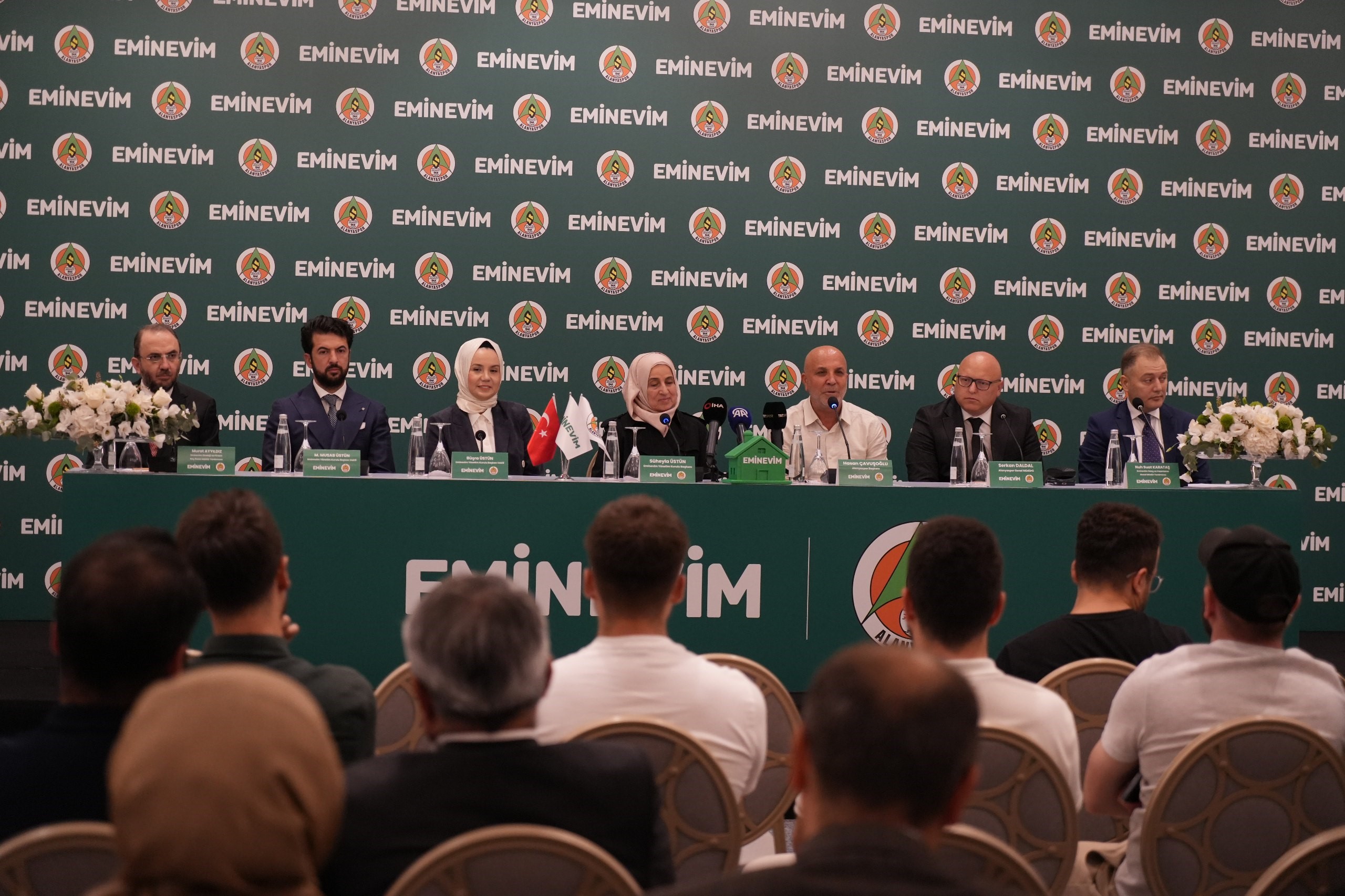 Eminevim, Alanyaspor’un forma sırt sponsoru oldu