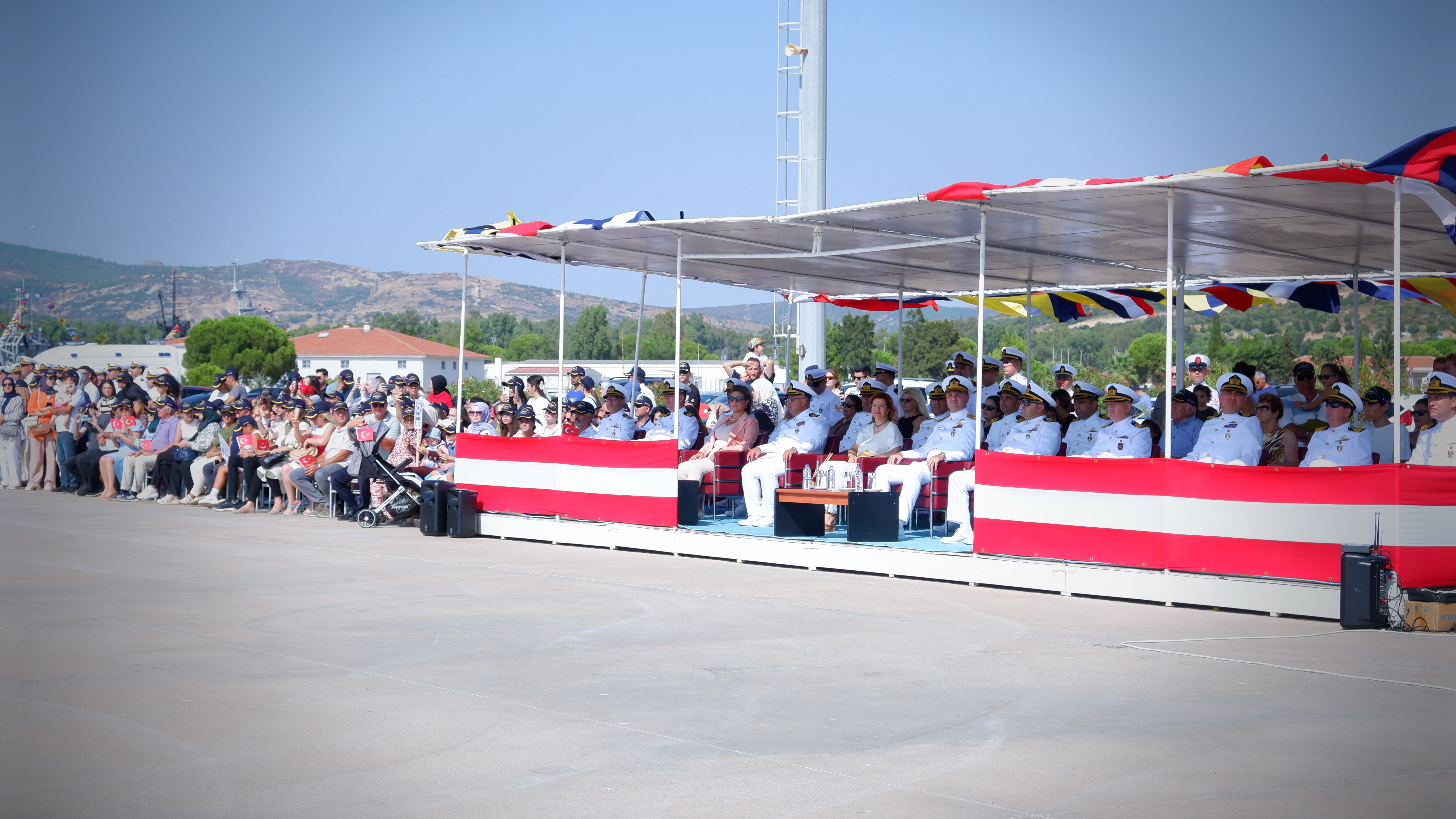 TCG Kınalıada Korveti görevini tamamladı, Foça Deniz Üs Komutanlığında törenle karşılandı