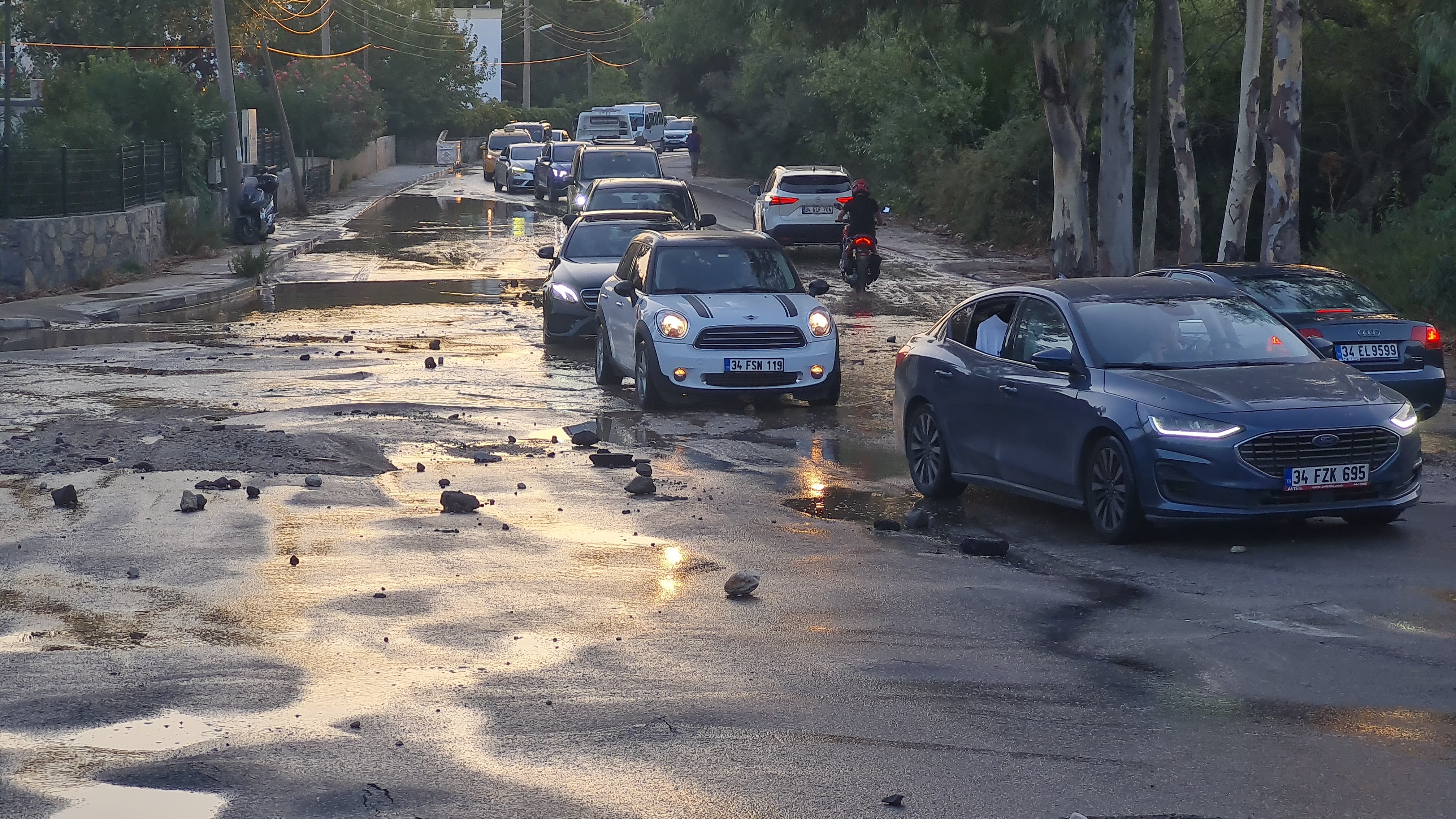 Bodrum’da ana isale hattı patladı: Yolda dev çukur oluştu