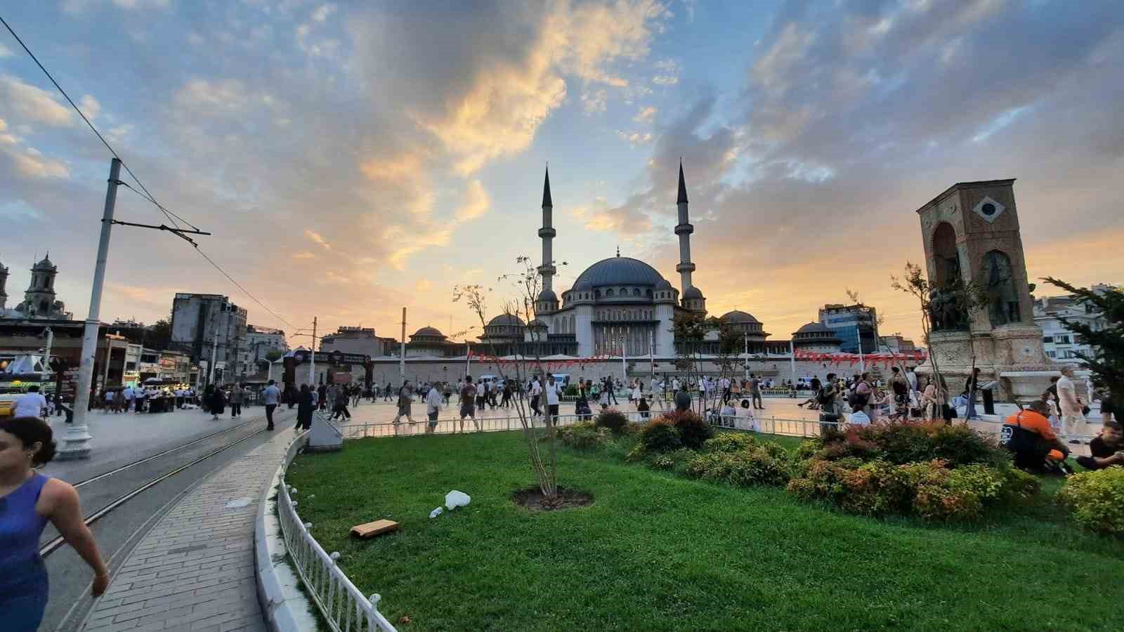 Taksim’de kartpostallık gün batımı manzarası 