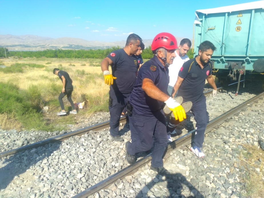 Yük treni çapa motoruna çarptı, anne ve 2 çocuğu hayatını kaybetti