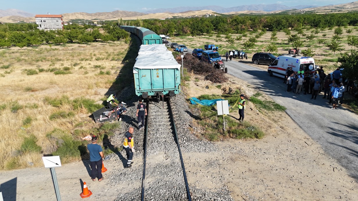 Yük treni çapa motoruna çarptı, anne ve 2 çocuğu hayatını kaybetti