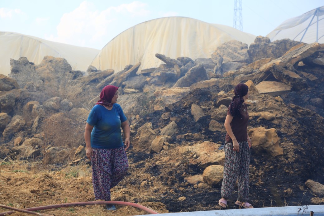 Arı kovanlarını tütsülemek için yakılan ateş ormana sıçradı, bir ev ve traktör küle döndü