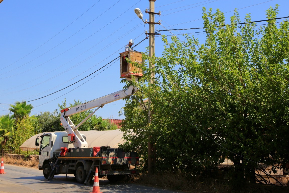 Elektrik direğinden kopan tel demir kapıya düştü, akıma kapılan adam yaralandı