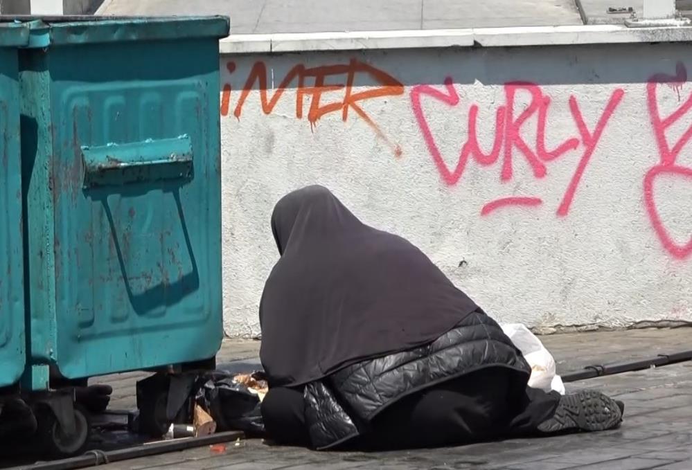 Taksim’de kadın dilenci, turistlerden aldığı parayı döviz bürosunda TL’ye çevirdi