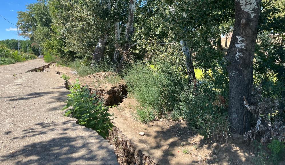 Tunca Nehri’nde kuraklık alarmı: Yolda çökmeler oluştu