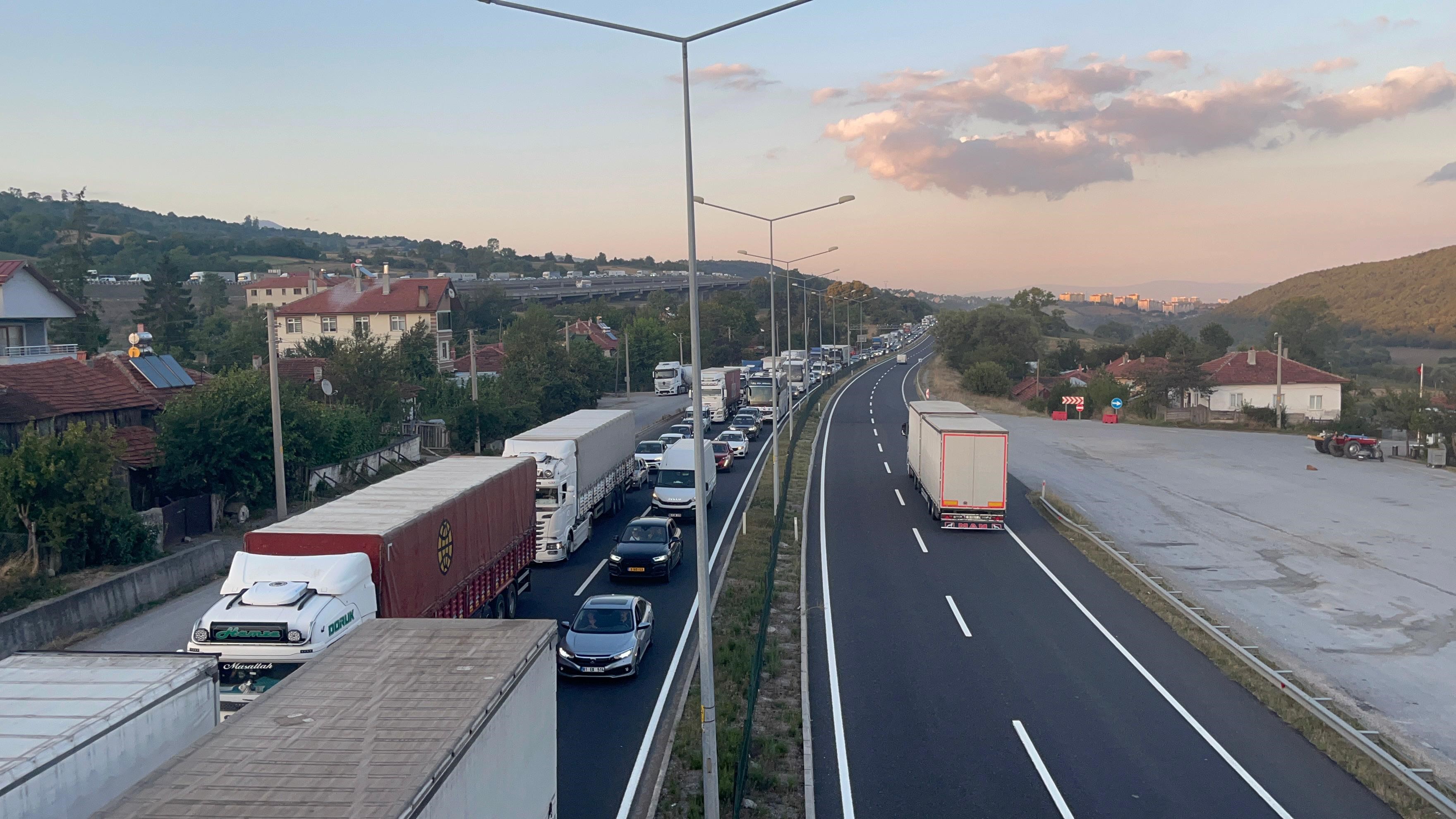 Bolu’da İstanbul istikametinde kilometrelerce araç kuyruğu oluştu