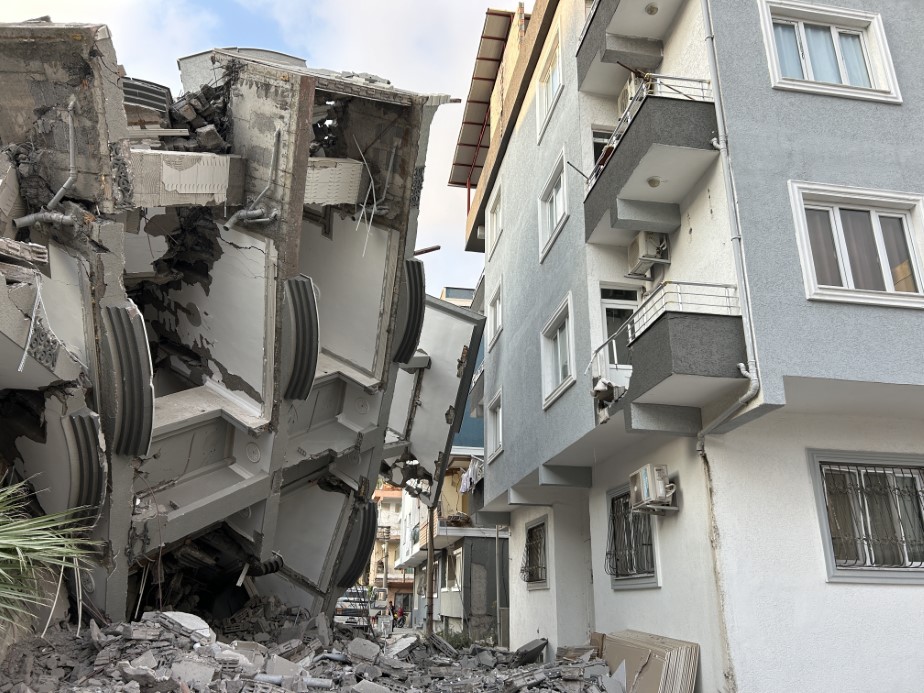 Yıkımı yapılan 5 katlı bina, vatandaşların yaşadığı binanın üzerine devrildi