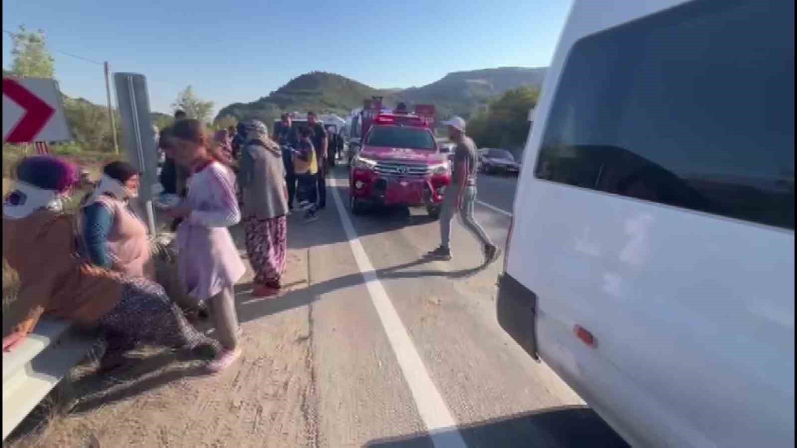 Amasya’da tarım işlerini taşıyan minibüs otomobille çarpıştı: 14 yaralı 