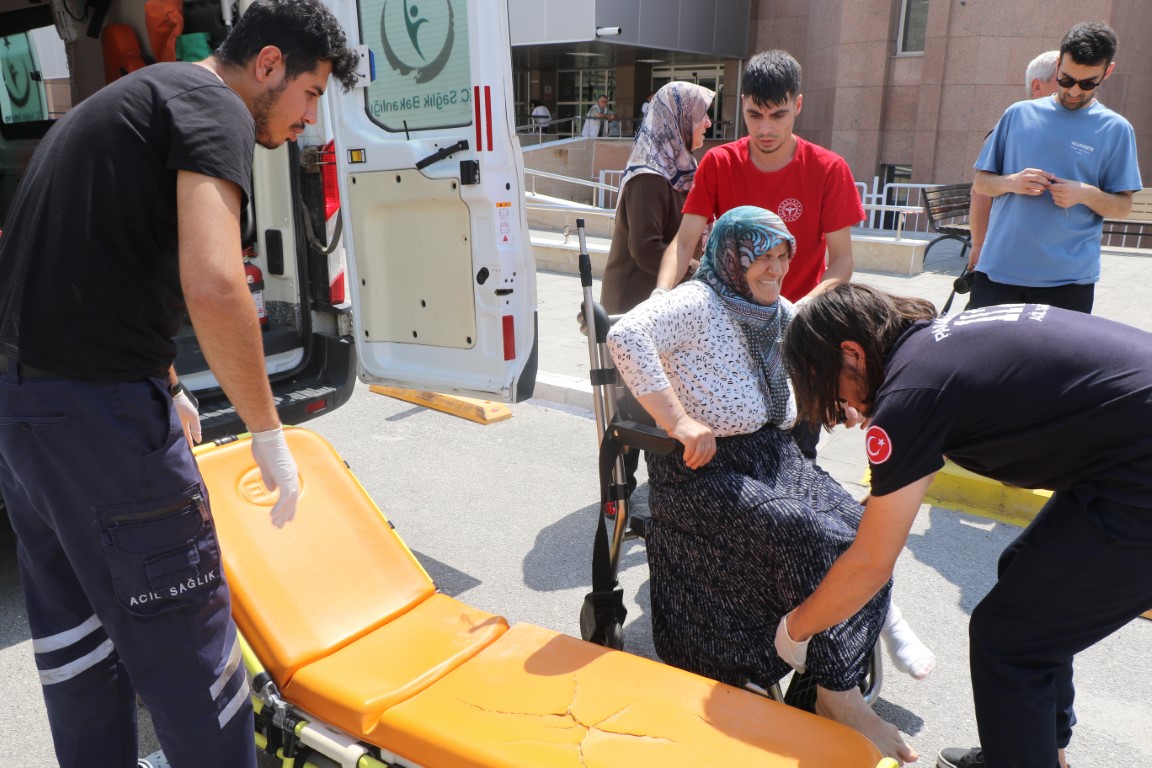 Başıboş köpeklerin saldırısına uğrayıp yaralanan kadın dehşet anlarını anlattı