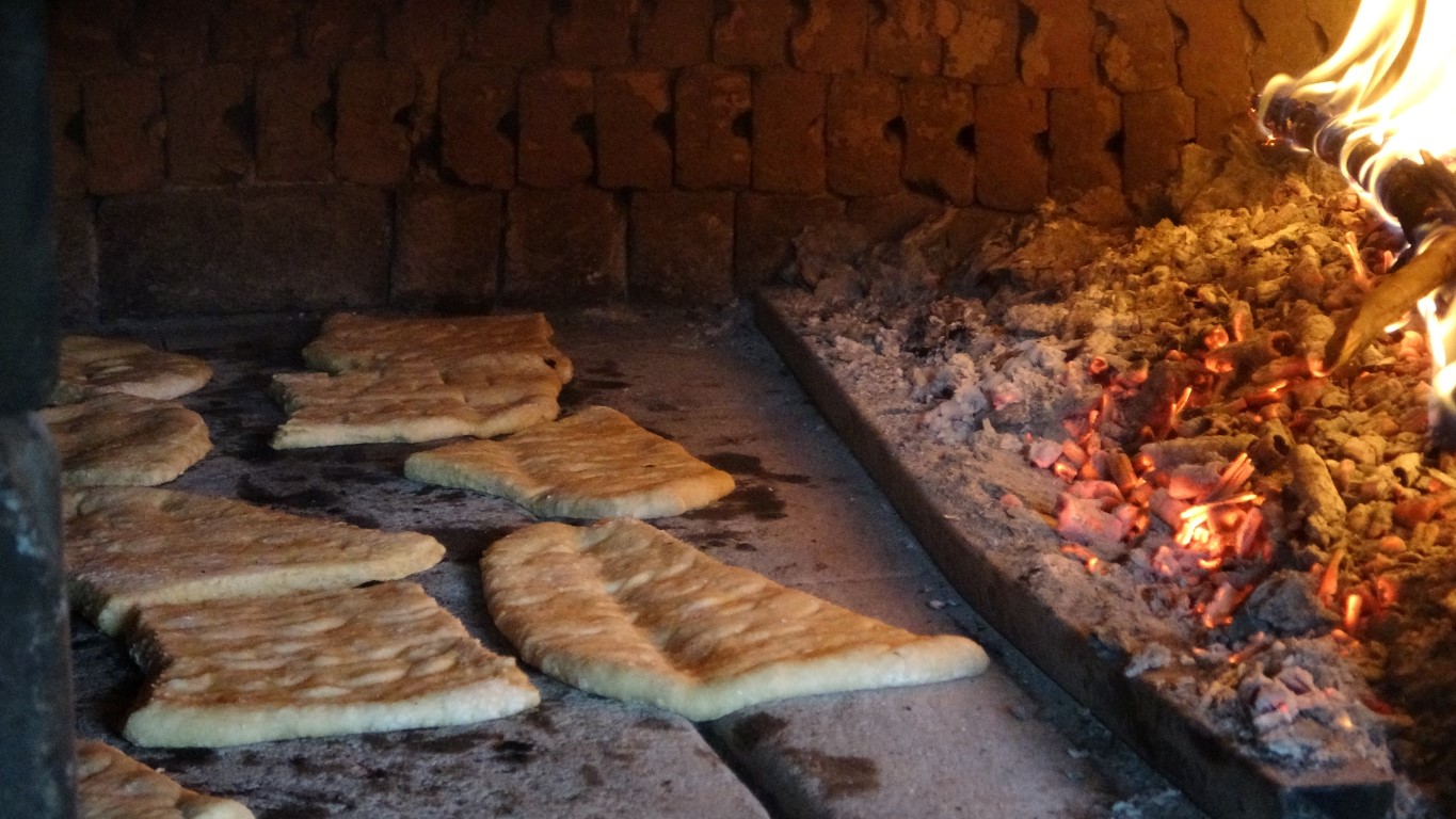 Bu köyde asırlardır köyün ekmek ihtiyacı, kadınlar tarafından imece usulü hazırlanıyor