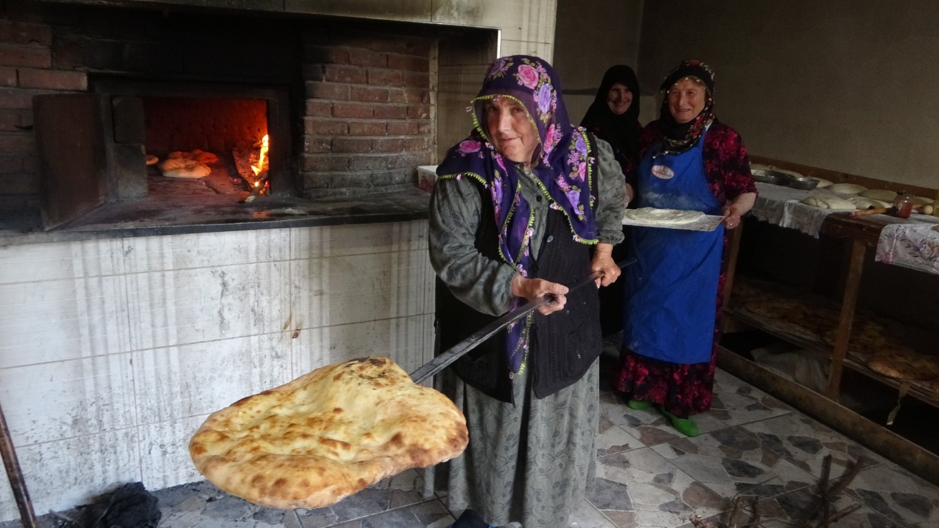 Bu köyde asırlardır köyün ekmek ihtiyacı, kadınlar tarafından imece usulü hazırlanıyor