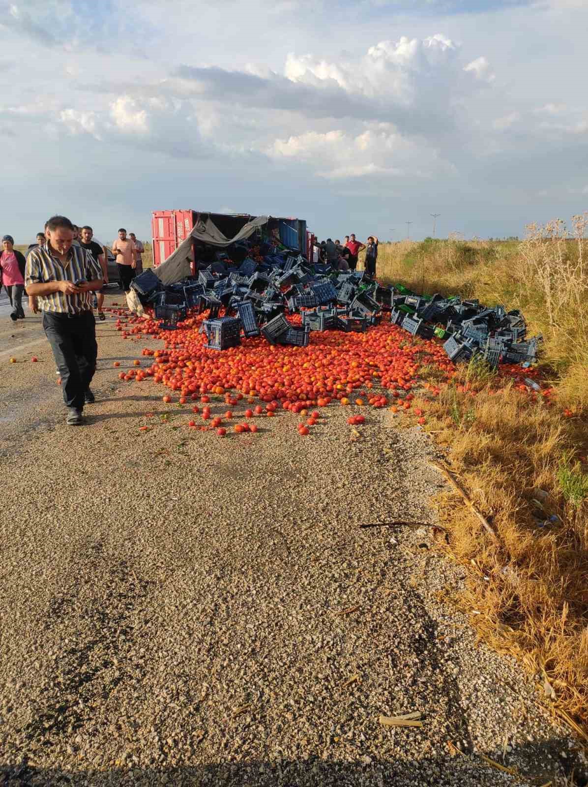 Adana’da domates yüklü kamyonet devrildi 