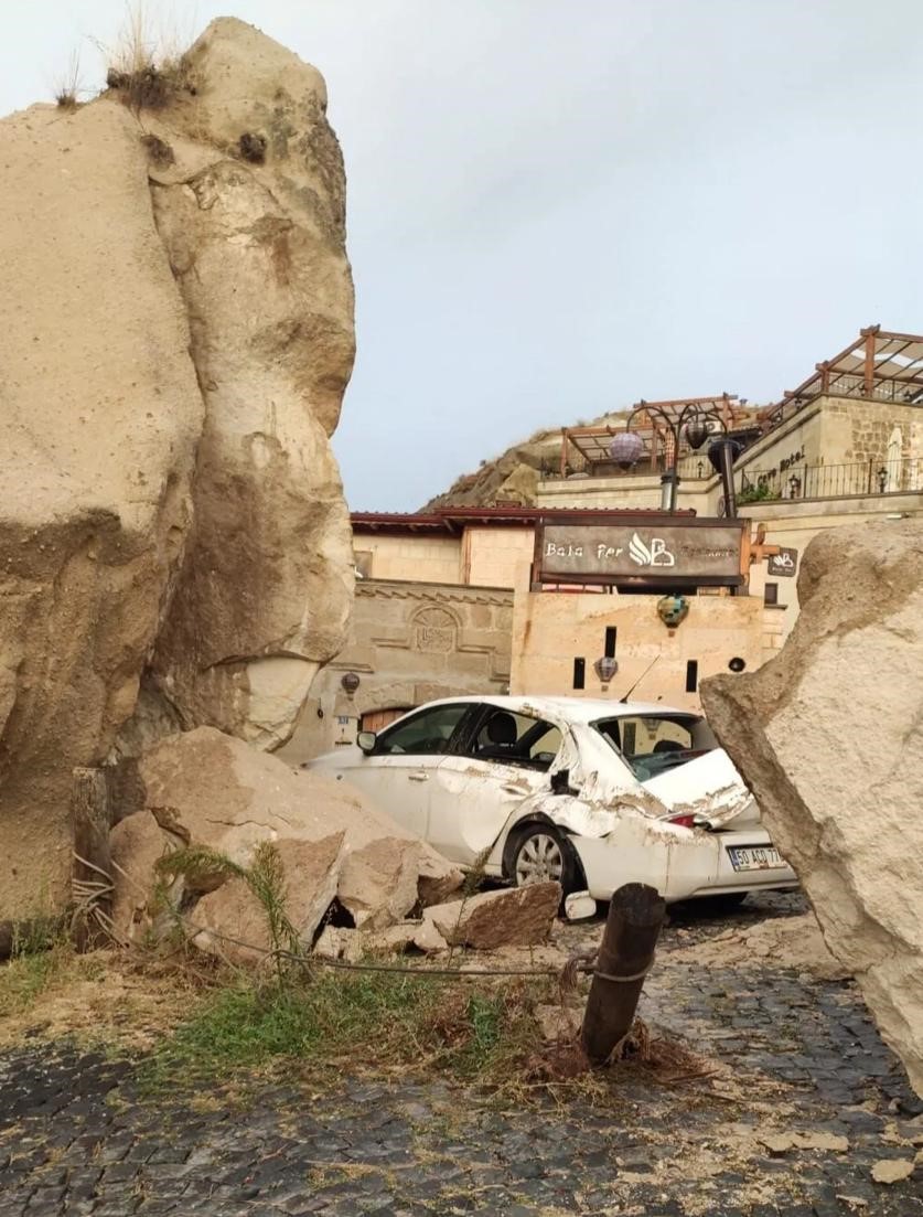 Kapadokya’yı sel vurdu: Kopan kayalar 3 araçta hasara neden oldu