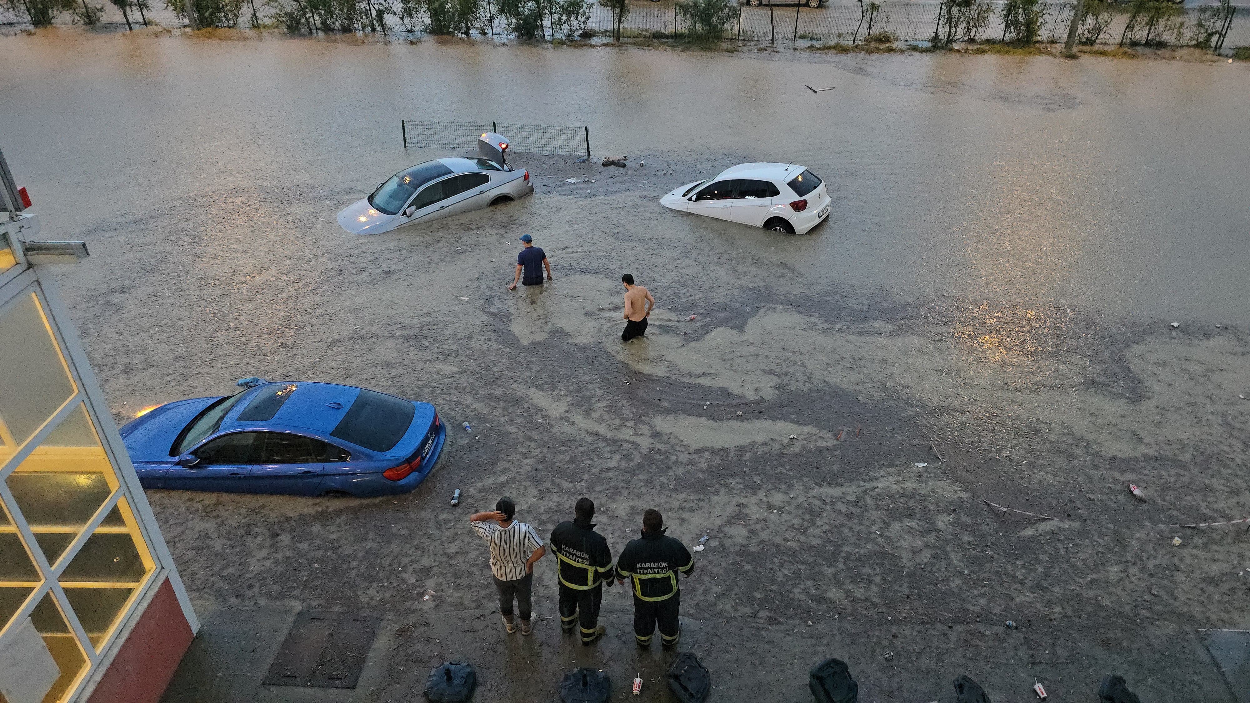 Karabük’te sağanak yağış: Yollar göle döndü, iş yerleri sular altında kaldı