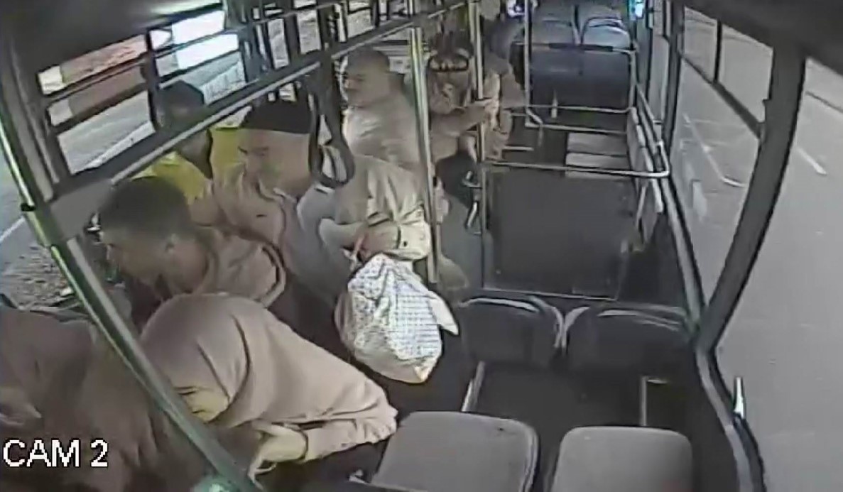 Oksijen t&uuml;p&uuml;yle otob&uuml;se bindi, facianın eşiğinden d&ouml;n&uuml;ld&uuml;